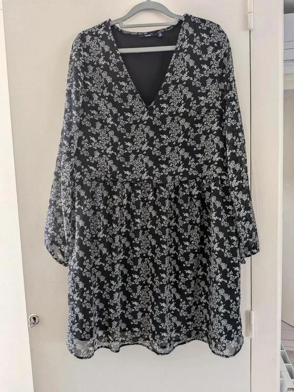 Très belle robe à fleurs taille 38 Kiabi